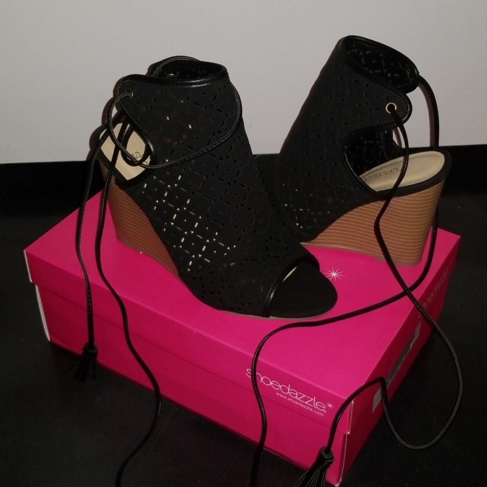 Black wrap around wedges